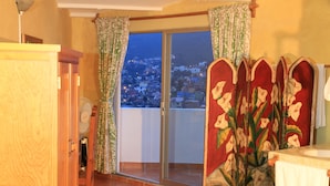 Panoramic Room | Blackout curtains, free WiFi, bed sheets - Casa Zuniga Bed and Breakfast (Guanajuato)