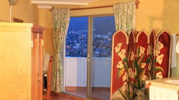Panoramic Room | Blackout curtains, free WiFi, bed sheets