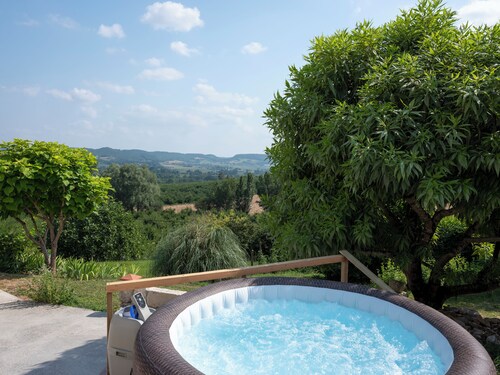 Maison avec vue panoramique sur la vallée  du lot , piscine et spa