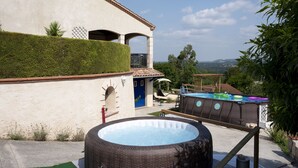 Ein Whirlpool, ein Schwimmbad und Blick auf die Landschaft.