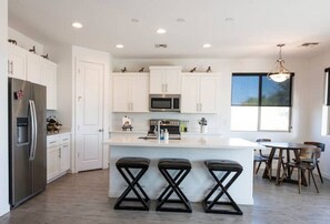 ثلاجة، ميكروويف، فرن، موقد طهي مسطح