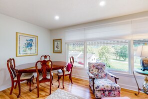 Dining - Charming, two-story home with mountain view, washer/dryer, AC - great location (Waynesville)