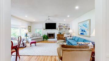 Télévision, cheminée