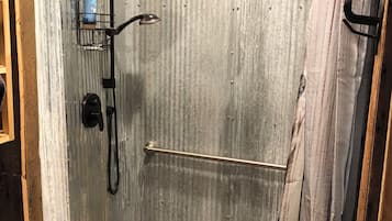 Ducha, secador de pelo, toallas, jabón