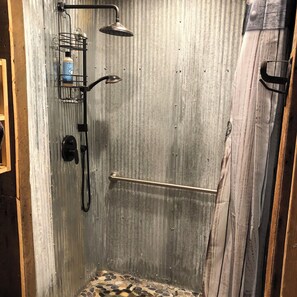 Shower, hair dryer, towels, soap - Sunset Log Cabin (Clarksdale)