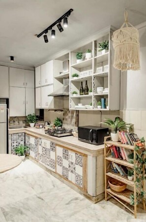 Fridge, microwave, coffee/tea maker, electric kettle - 2 BHK Gem by Hauz Khas Fort - Delhi's Heritage! (New Delhi)