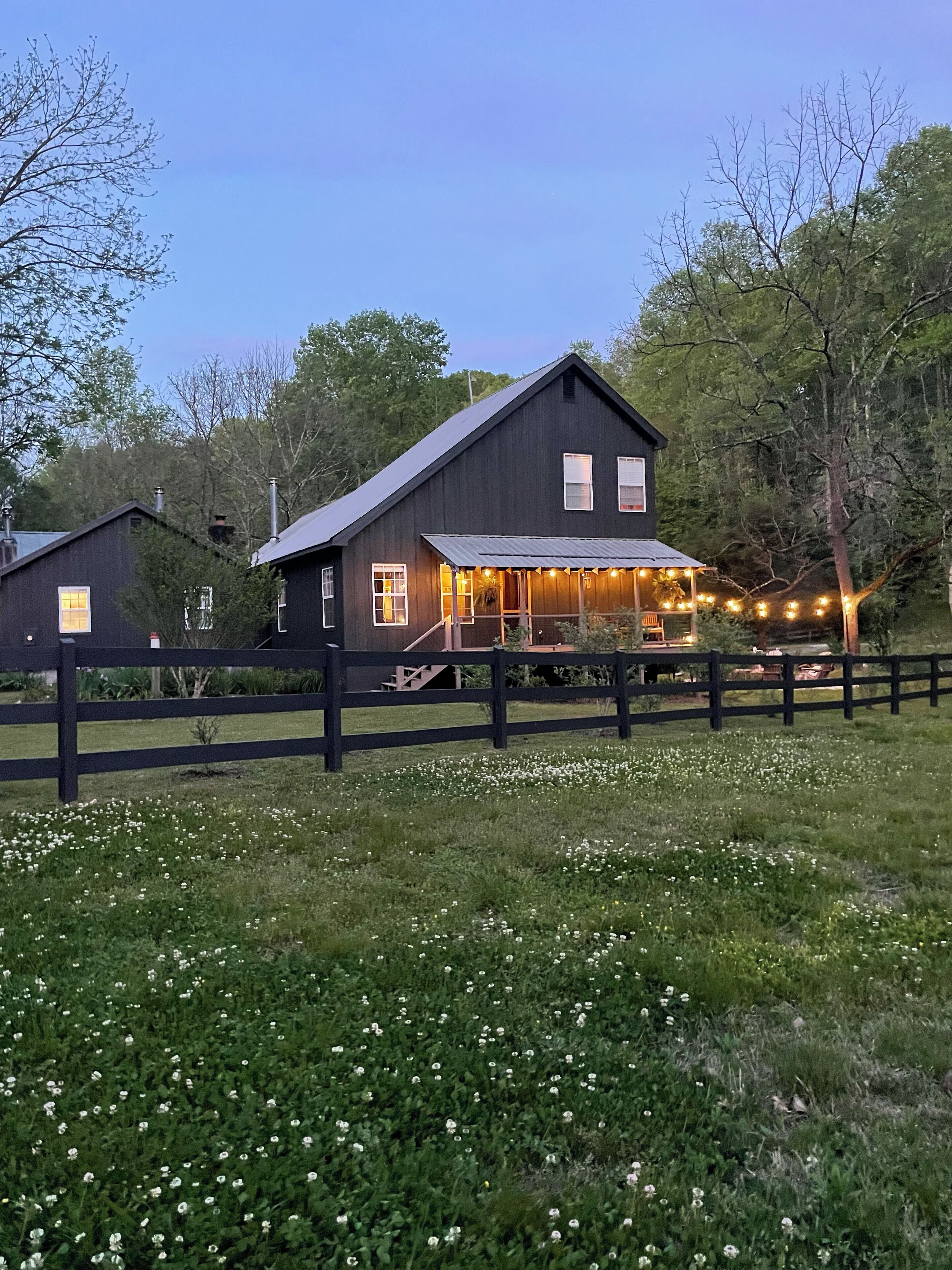 Serene Farmhouse in Dahlonega on 5 acres W/Historic Indian Cabin & Creek.