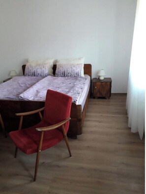 3 habitaciones, tabla de planchar con plancha y ropa de cama 