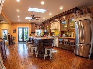 Frigorífic, microones, forn i placa de cuina 