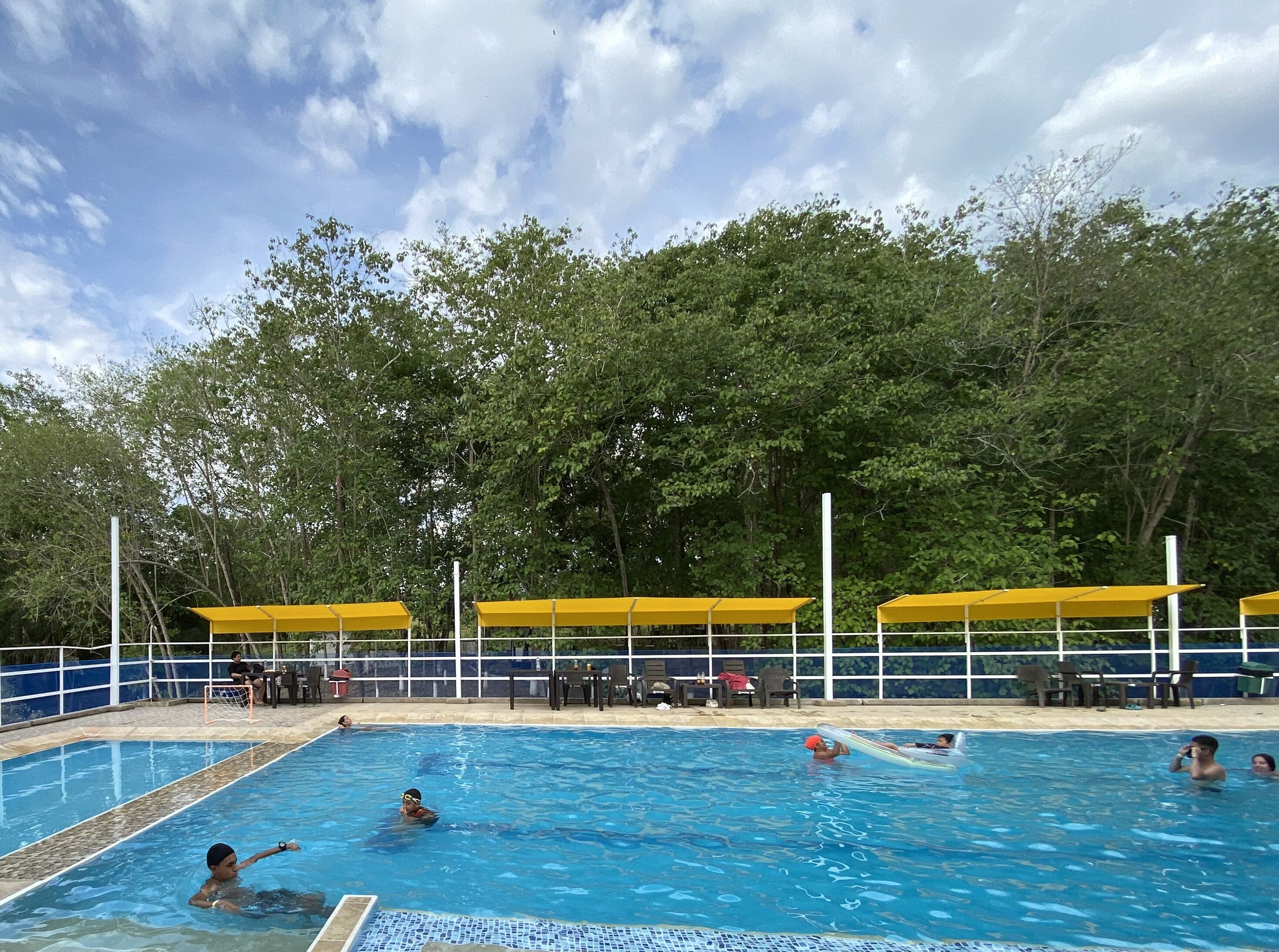 2 piscines extérieures, parasols de plage, chaises longues