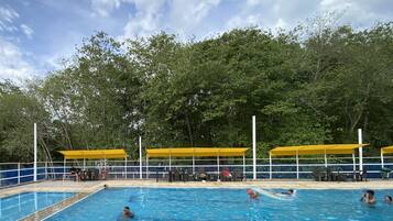 2 piscines extérieures, parasols de plage, chaises longues