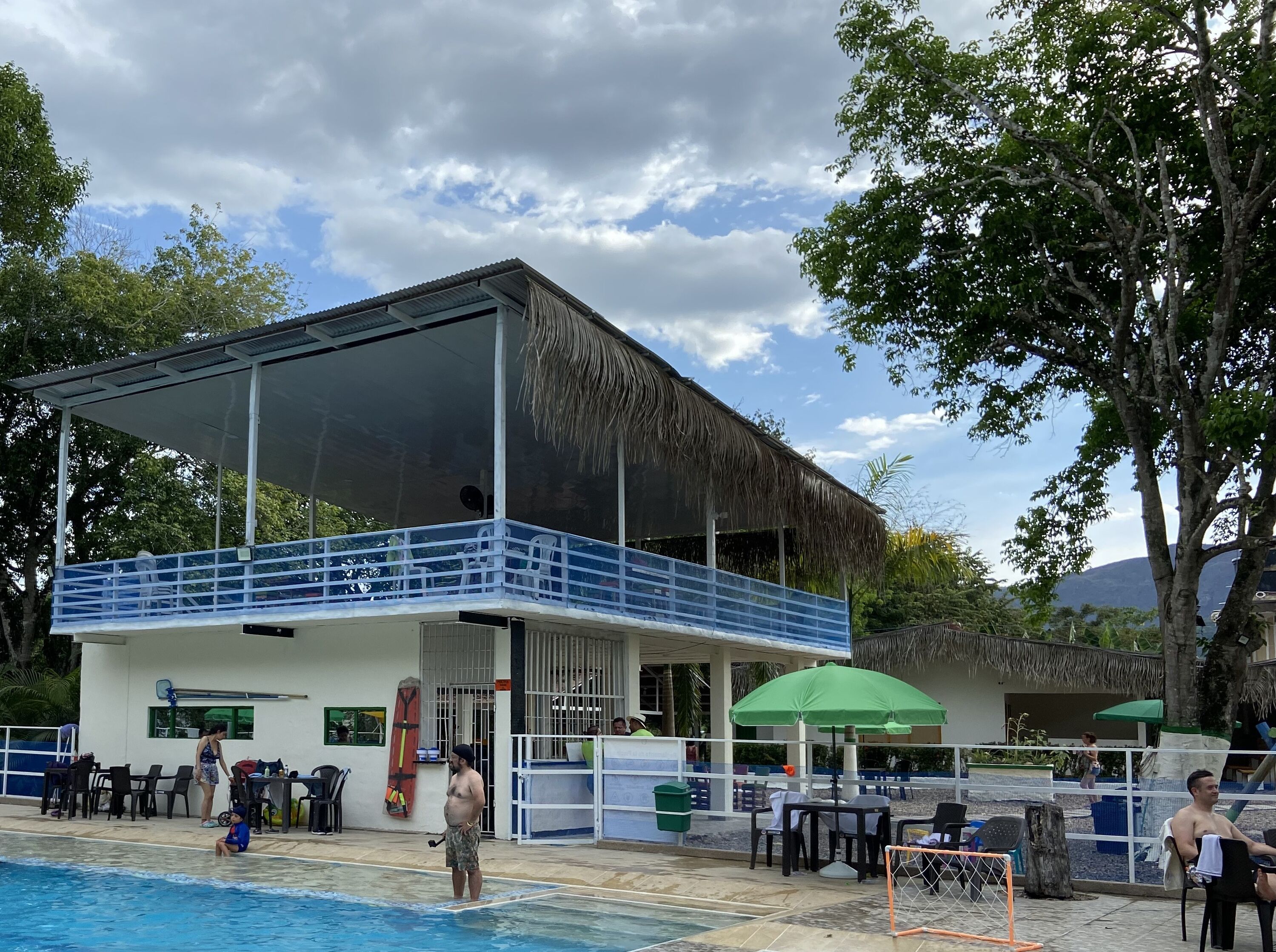 2 piscinas externas, funciona das 9h às 20h, guarda-sóis