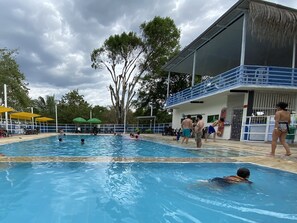 2 つの屋外プール、営業時間 9:00 ~ 20:00、プール パラソル、サンラウンジャー