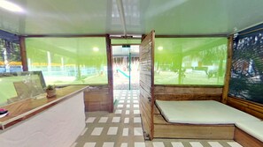 32 インチの薄型テレビ (デジタル放送視聴可)