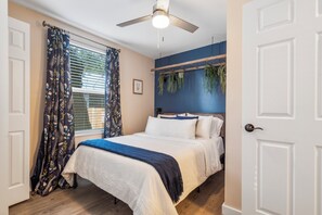 3 bedrooms, iron/ironing board, WiFi, bed sheets - Quiet get away in a vibrant city. (St. Augustine)
