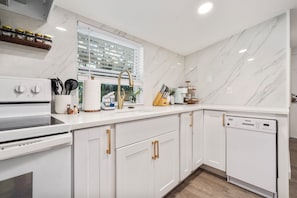 Mikrowelle, Ofen, Herdplatte, Geschirrspüler