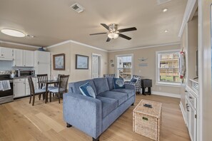 Smart-TV, DVD-Player, Bücher, Musikbibliothek