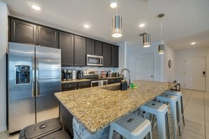 Geladeira, micro-ondas, cooktop, lava-louças