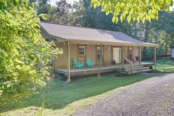 A single-story wooden house with a porch, a covered front entrance, and a small front yard. - Rustic Retreat in Cadiz: On Lake Barkley (Cadiz)