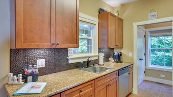 Réfrigérateur, micro-ondes, plaque de cuisson, lave-vaisselle