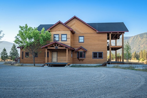NEW 7500 sf, 5BR/7BA/Basement within walking distance to the Clark Fork river.