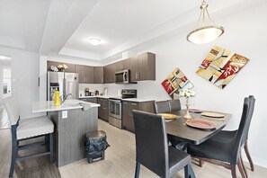 Dining - 🌻 Rise & Shine Sunflower – Your Perfect Family Escape sleep/8 (Welland)