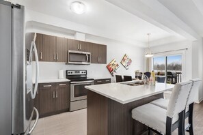 Fridge, microwave, oven, stovetop - 🌻 Rise & Shine Sunflower – Your Perfect Family Escape sleep/8 (Welland)