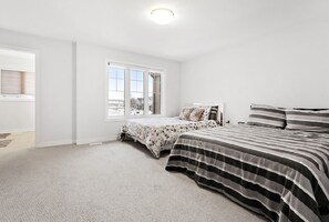 3 bedrooms, iron/ironing board, travel cot, free WiFi - 🌻 Rise & Shine Sunflower – Your Perfect Family Escape sleep/8 (Welland)
