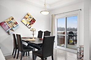 Dining - 🌻 Rise & Shine Sunflower – Your Perfect Family Escape sleep/8 (Welland)