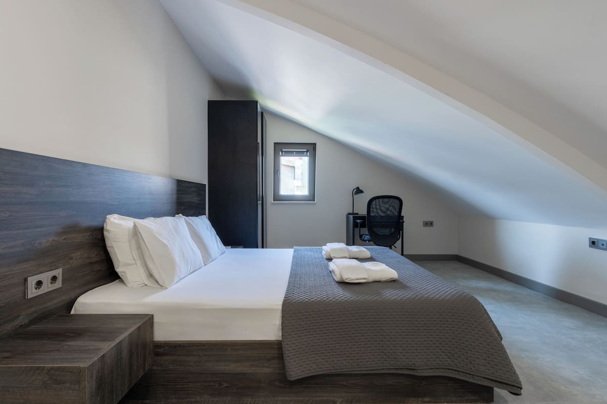 1 bedroom, premium bedding, desk, laptop workspace