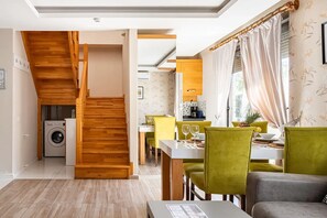 Premium bedding, desk, laptop workspace, blackout drapes - Loi Suite (Antalya)