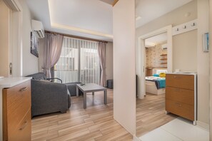 Premium bedding, desk, laptop workspace, blackout curtains - Loi Suite (Antalya)