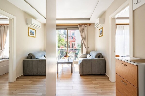 Premium bedding, desk, laptop workspace, blackout drapes - Loi Suite (Antalya)