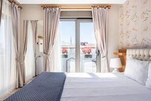 Premium bedding, desk, laptop workspace, blackout curtains - Loi Suite (Antalya)