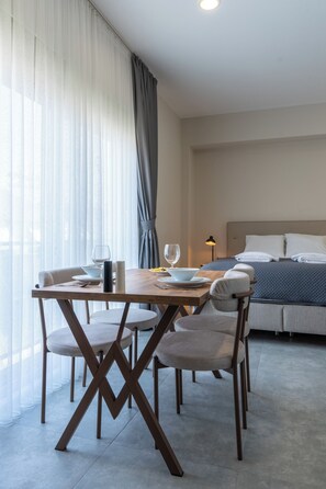Ropa de cama de alta calidad y escritorio