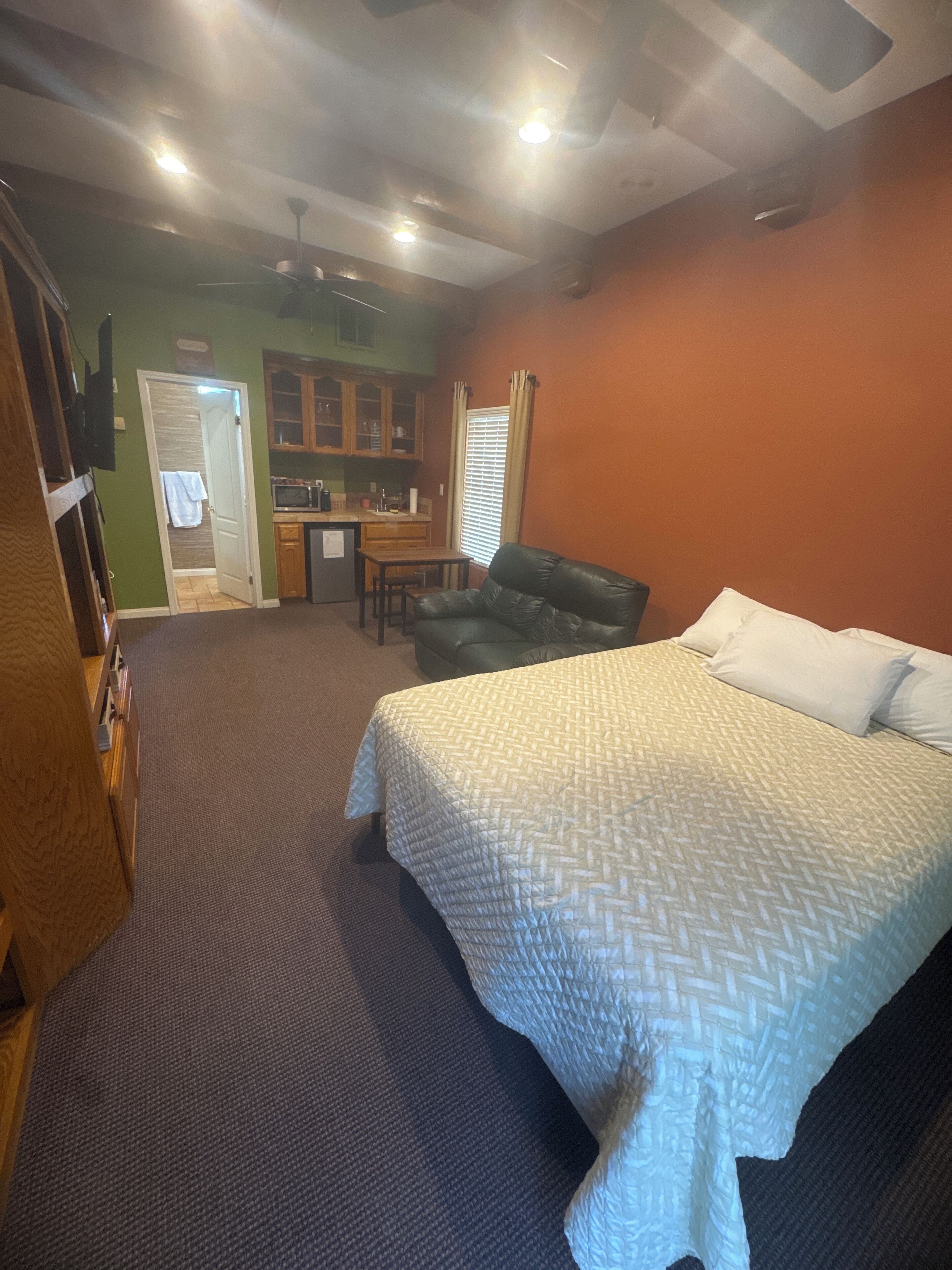 1 slaapkamer, een strijkplank/strijkijzer, gratis wifi, beddengoed