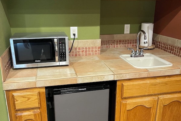 Réfrigérateur, micro-ondes, cafetière/bouilloire, serviettes en papier