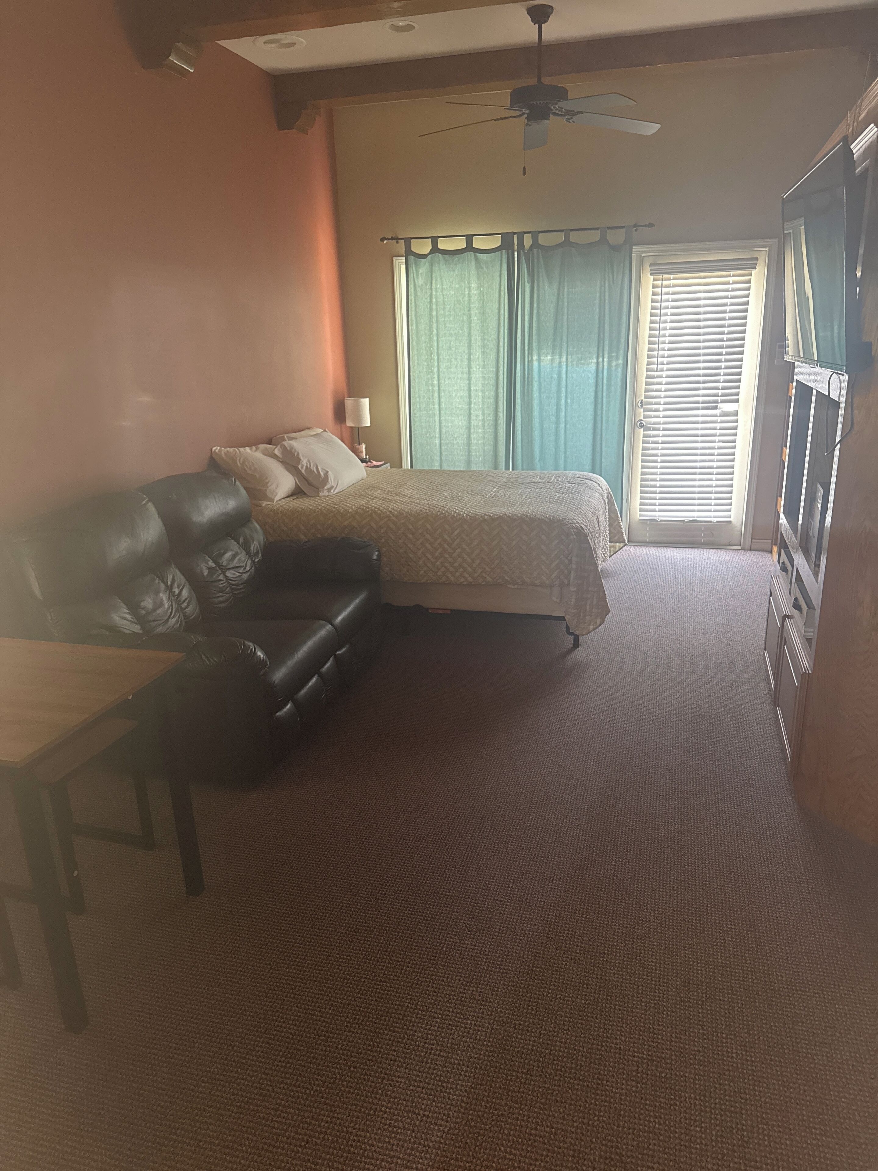 Une chambre d’hôtel équipée d’un lit, d’un canapé, d’un bureau et d’une télévision.