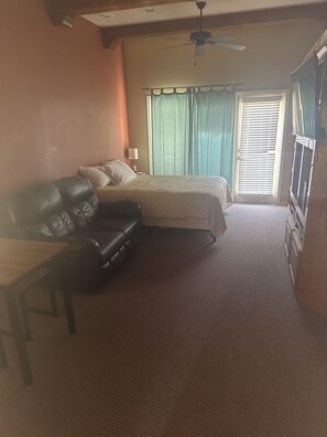 1 habitación, tabla de planchar con plancha, wifi gratis y ropa de cama