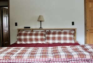 4 chambres, bureau, fer et planche à repasser, lit de bébé portatif