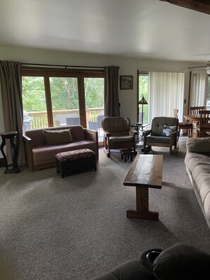 Smart TV, DVD player, books, stereo