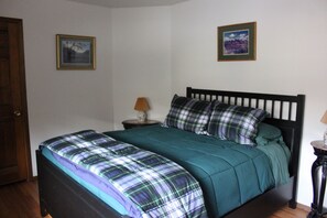 4 bedrooms, desk, iron/ironing board, travel crib