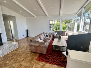 Smart TV, offices - Stay near San Francisco Bay, enjoy our 2+bedroom Tiburon retreat (Tiburon)