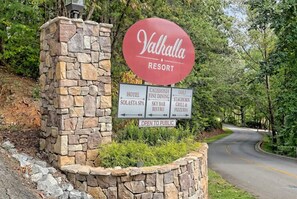 Property grounds - New! Golf View located in Valhalla Resort! Minutes to Oktoberfest! (Helen)