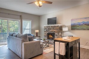 TV - New! Golf View located in Valhalla Resort! Minutes to Oktoberfest! (Helen)