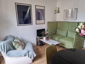 Living area - Charmant Appartement vue Sacré Coeur à 10 min de la Gare du Nord (Paris)