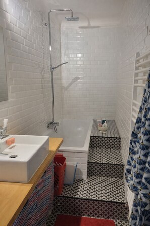 Hair dryer, towels, soap, toilet paper - Charmant Appartement vue Sacré Coeur à 10 min de la Gare du Nord (Paris)