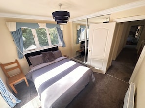 Blackout drapes, iron/ironing board, free WiFi, bed sheets - Reemdale (Preston)