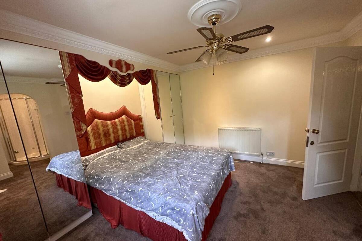 Habitación Deluxe doble, vistas al jardín | 1 dormitorio, cortinas opacas, tabla de planchar con plancha