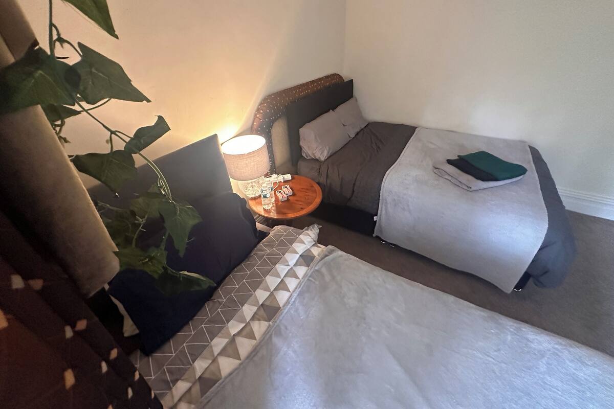 Habitación familiar con 1 cama doble o 2 individuales | 1 dormitorio, cortinas opacas, tabla de planchar con plancha
